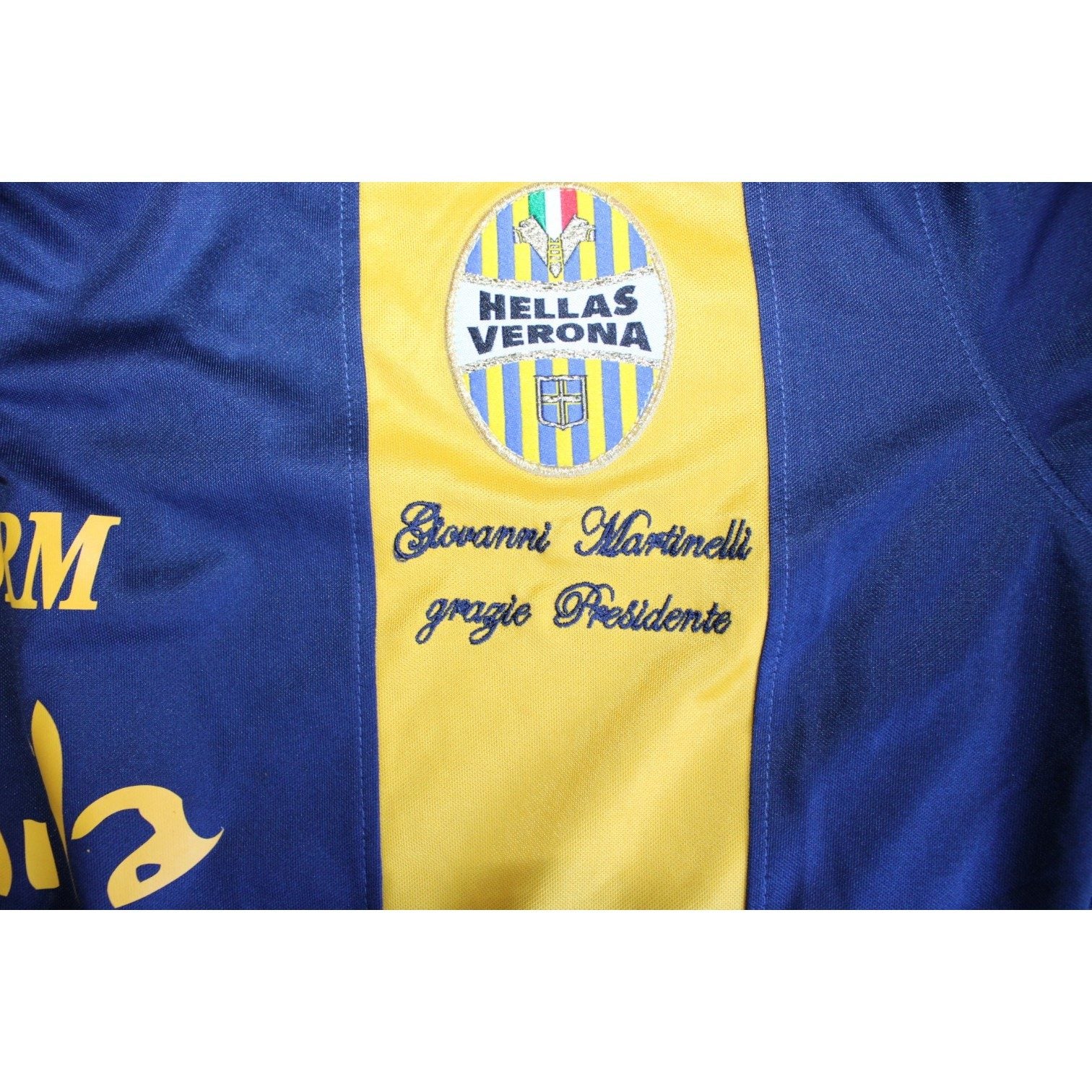 Dettaglio stemma Hellas Verona e ricamo commemorativo Giovanni Martinelli grazie Presidente – maglia Home 2013-14 Player Issued Nike