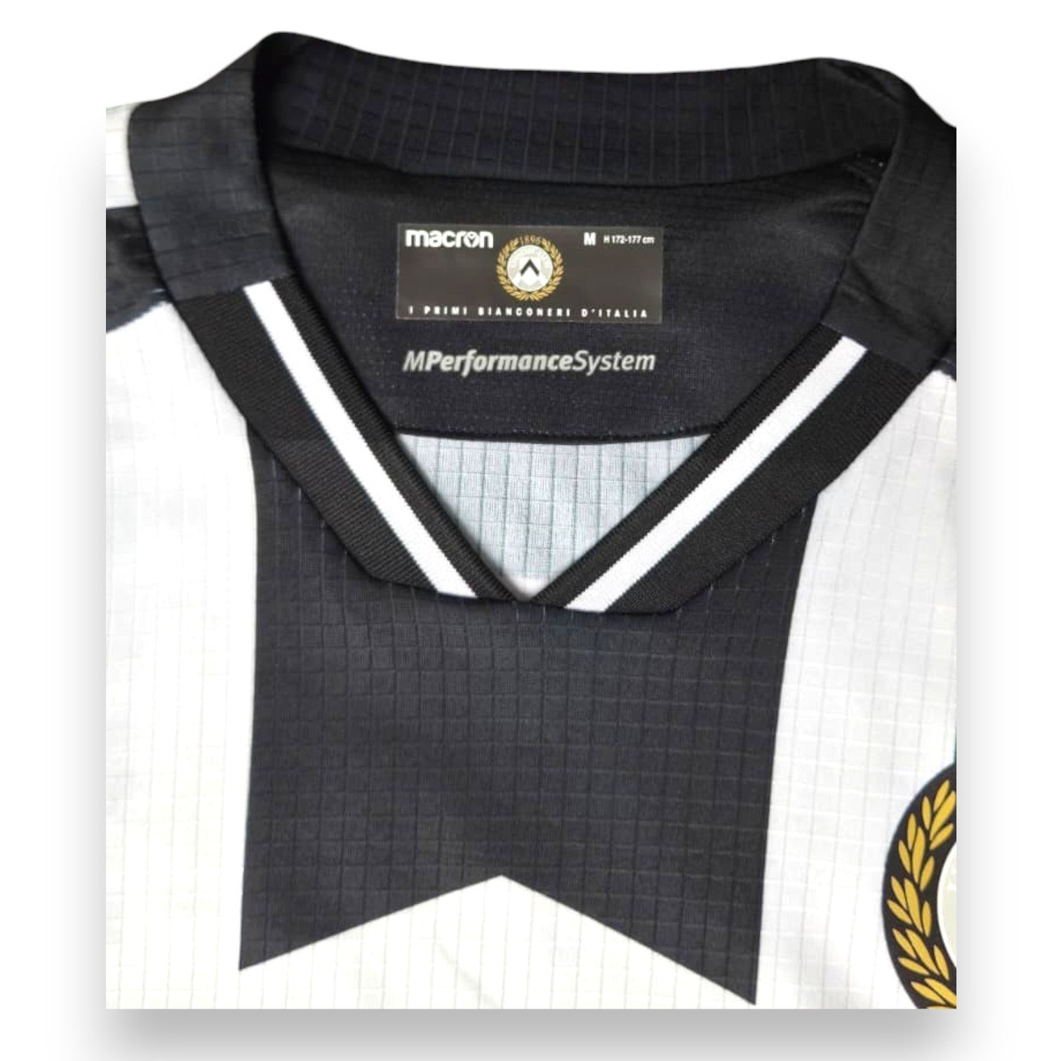 Dettaglio colletto e taglia M maglia Udinese Home 2022-23 Player Issued Pafundi – Macron – I Primi Bianconeri d'Italia – MPerformanceSystem