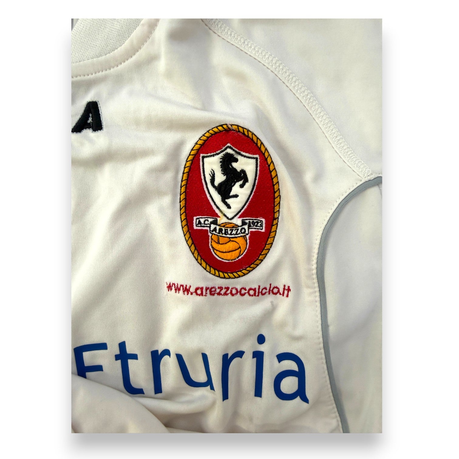 Stemma ricamato AC Arezzo 1923 maglia Away 2004-06 Player Issued Legea – Cavallo Rampante – Banca Etruria