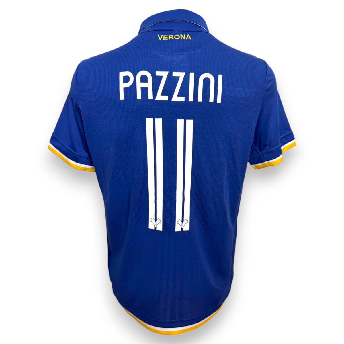 Retro maglia Hellas Verona Home 2018-19 Pazzini numero 11 – versione Store Macron – scritta Verona sotto il colletto
