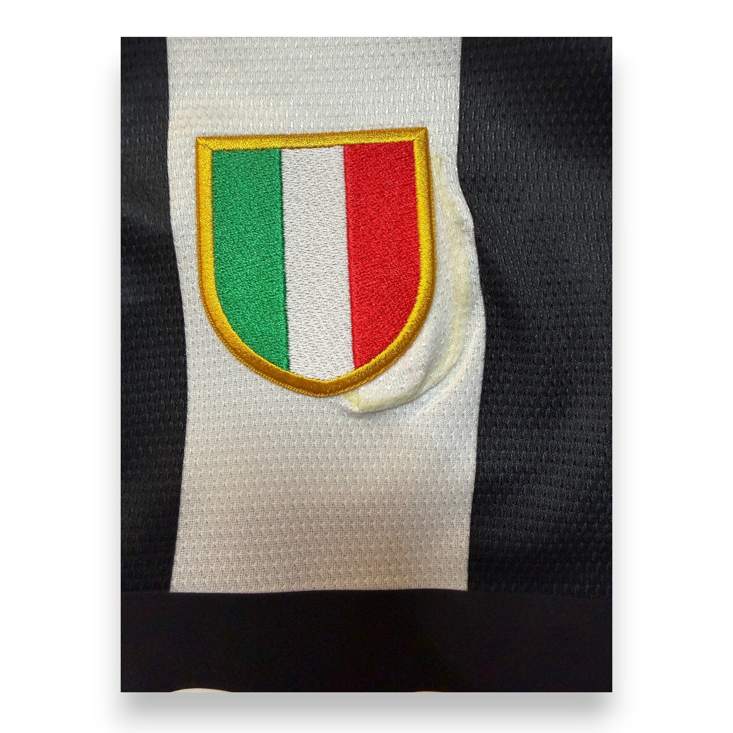 Dettaglio scudetto tricolore Juventus 2012-13 con tre stelle e nastro dorato