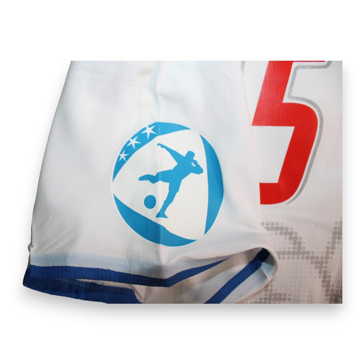 Dettaglio patch UEFA Euro 2012 Qualifying maglia Repubblica Ceca 2011-12 Player Issued Rajtoral – logo calciatore stilizzato blu e stelle – fornitura squadra