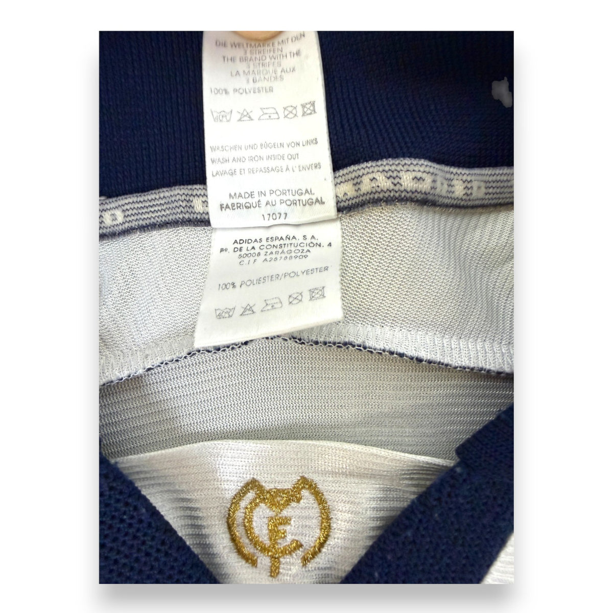 Etichette interne Adidas España made in Portugal e monogramma MCF ricamato – maglia Real Madrid 1998-99