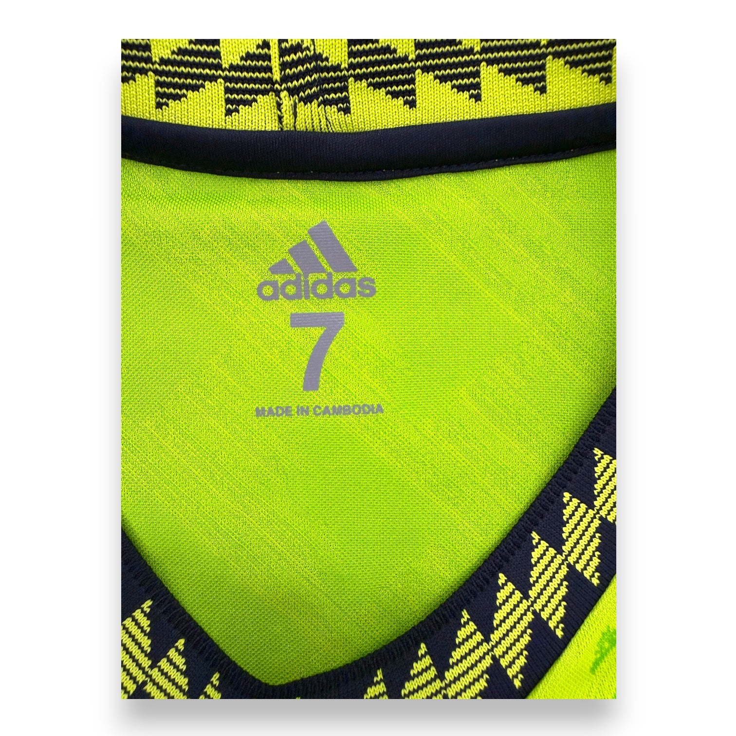 Collo interno Adidas N.7 Made in Cambodia – maglia Manchester United Third 2022-23