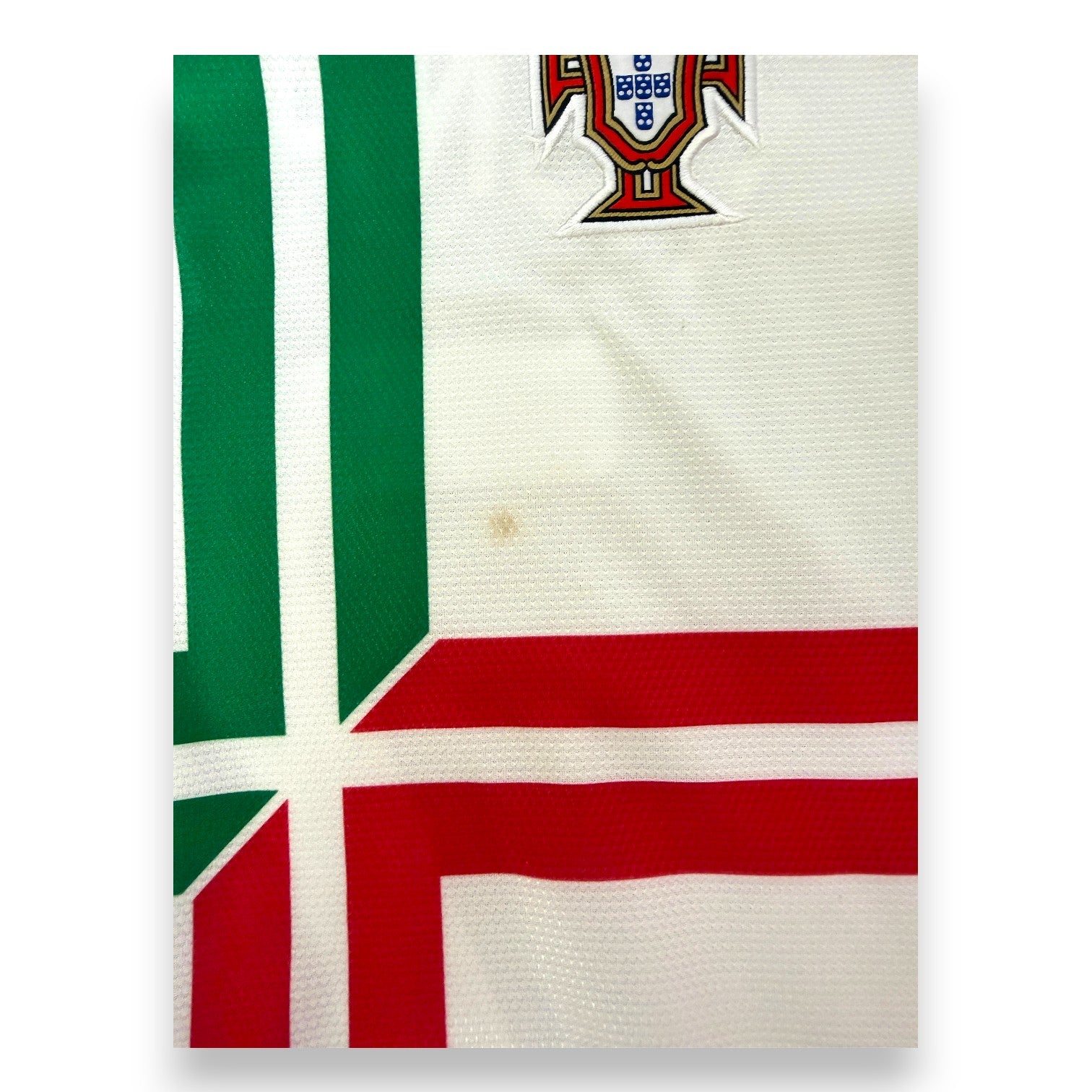 Dettaglio tessuto maglia Portogallo 2012 – piccola macchia da conservazione – stemma Nike