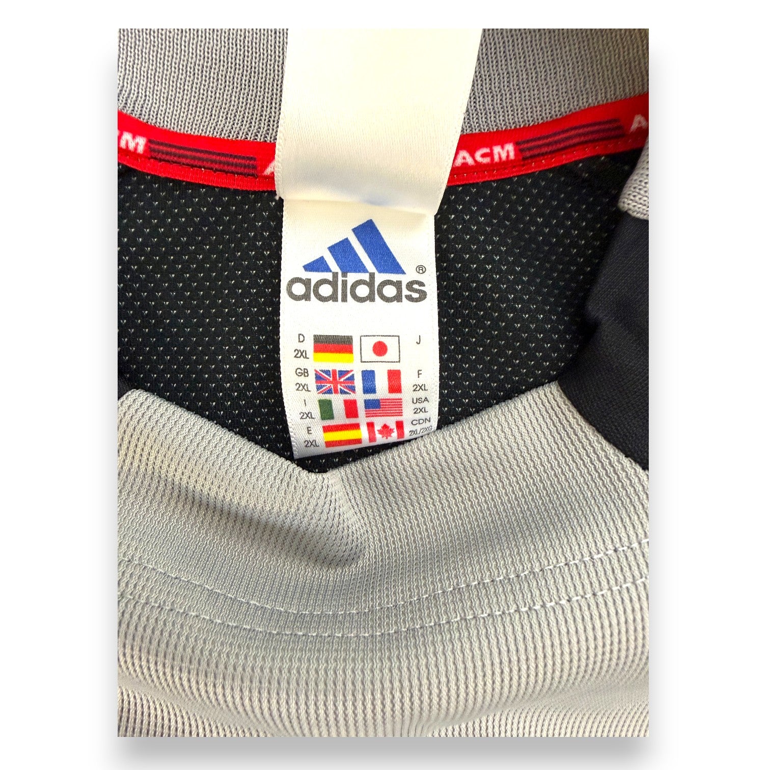 Dettaglio collo interno maglia Milan GK 2001-02 Adidas – taglia 2XL – nastro rosso ACM