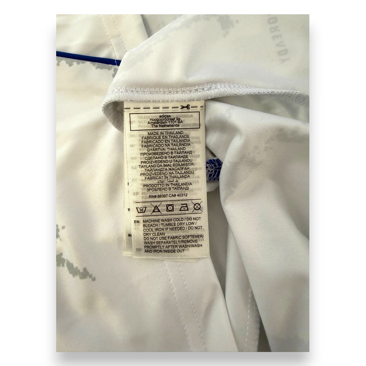 Etichetta lavaggio e composizione maglia Como 1907 Away 2025/26 – Made in Thailand Adidas
