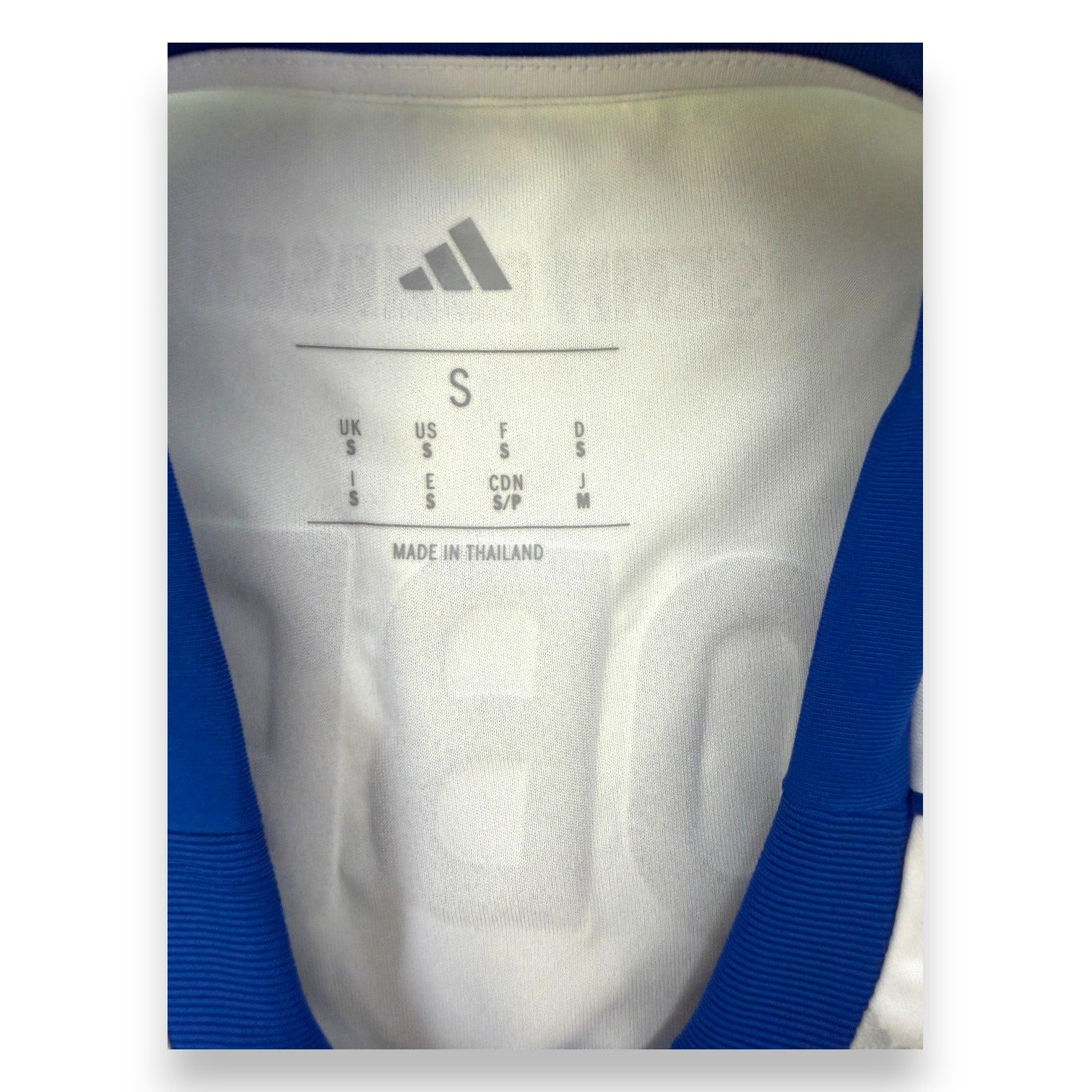 Etichetta interna collo Adidas taglia S – maglia Como 1907 Away 2025/26 Made in Thailand