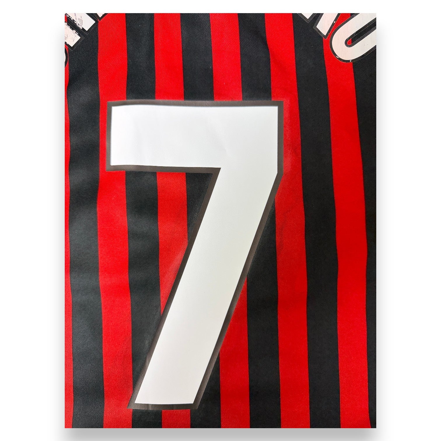 Dettaglio crepe nameset maglia Milan Centenario 1999-00 – lettere finali usurate – condizioni Good