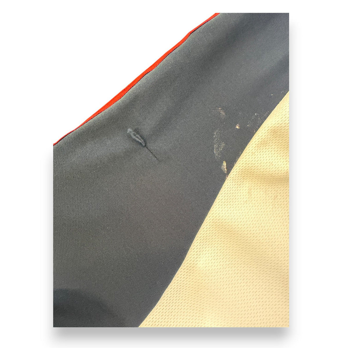 Dettaglio tessuto maglia Milan Third 1999/2000 – piccola imperfezione da conservazione vintage