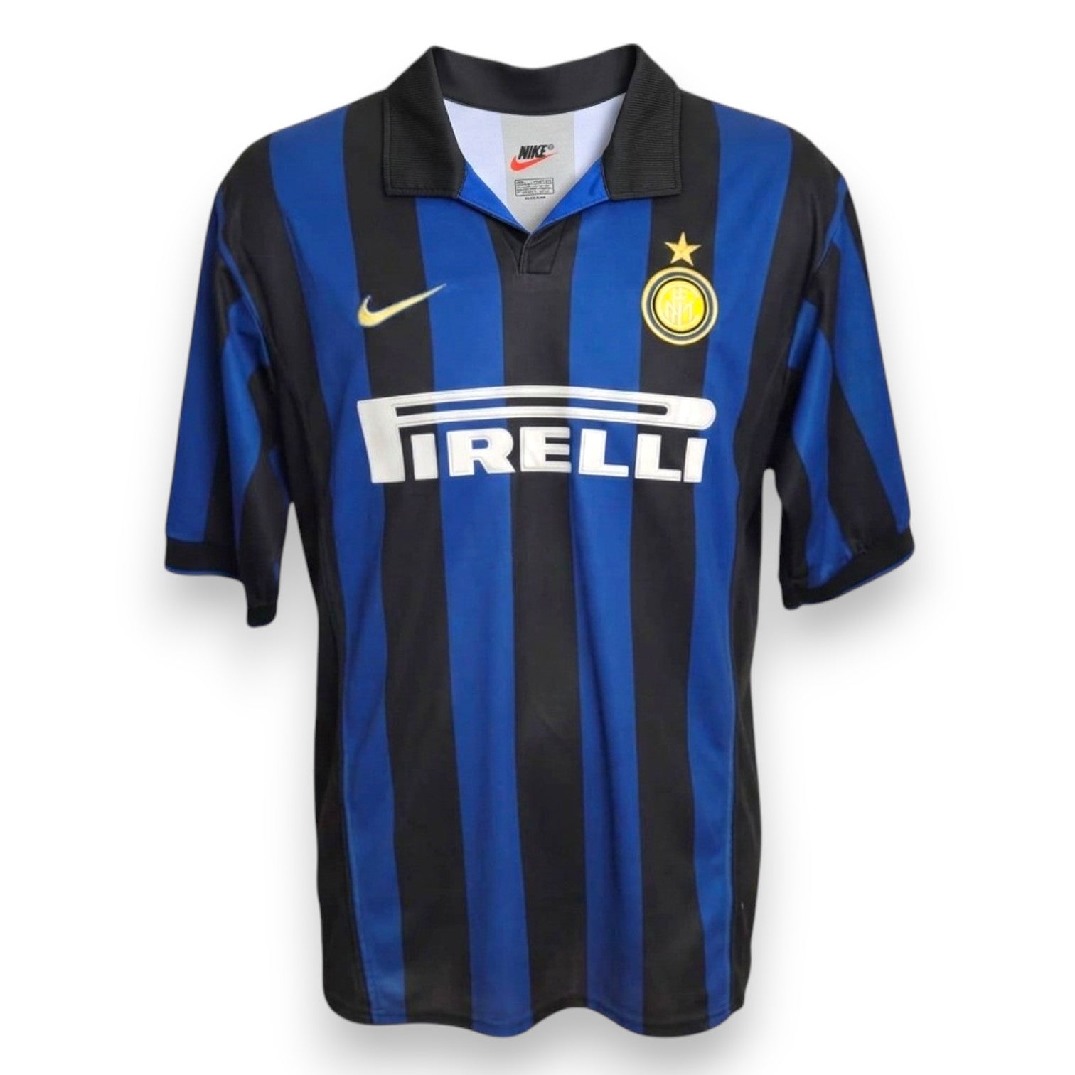 Fronte maglia FC Internazionale Home 1998-99 nerazzurra – sponsor Pirelli – stemma Inter cerchio giallo – Nike Store Vintage taglia L