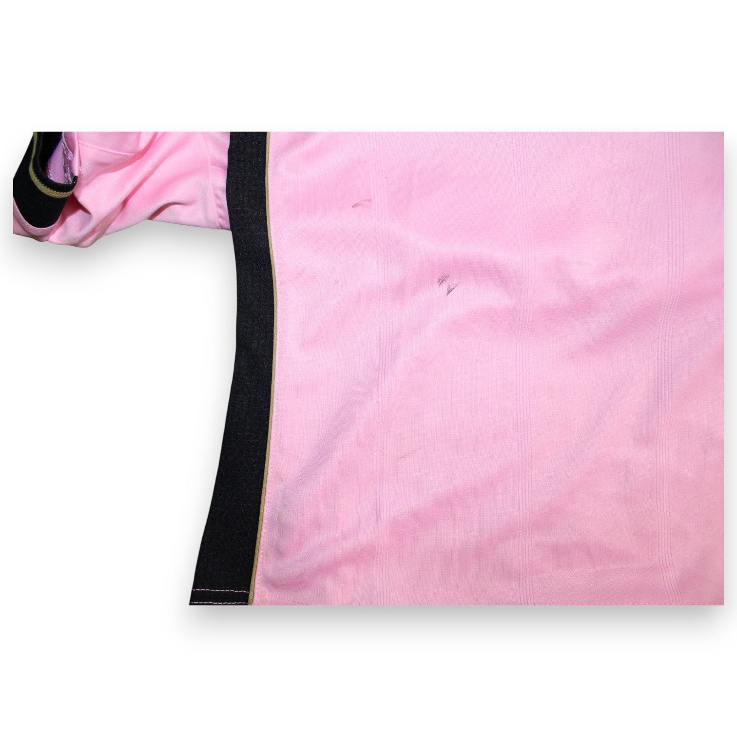 Dettaglio laterale maglia Palermo Home 2014-15 Joma – banda nera e inserto tecnico