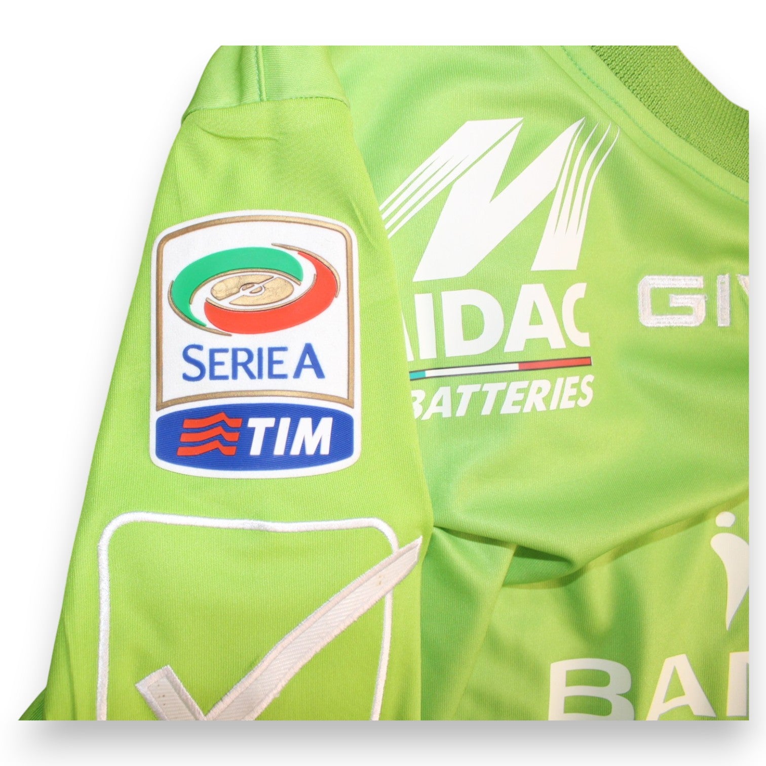 Dettaglio patch Serie A TIM e sponsor Midac Batteries – kit portiere ChievoVerona 2014-15 Player Issued Givova