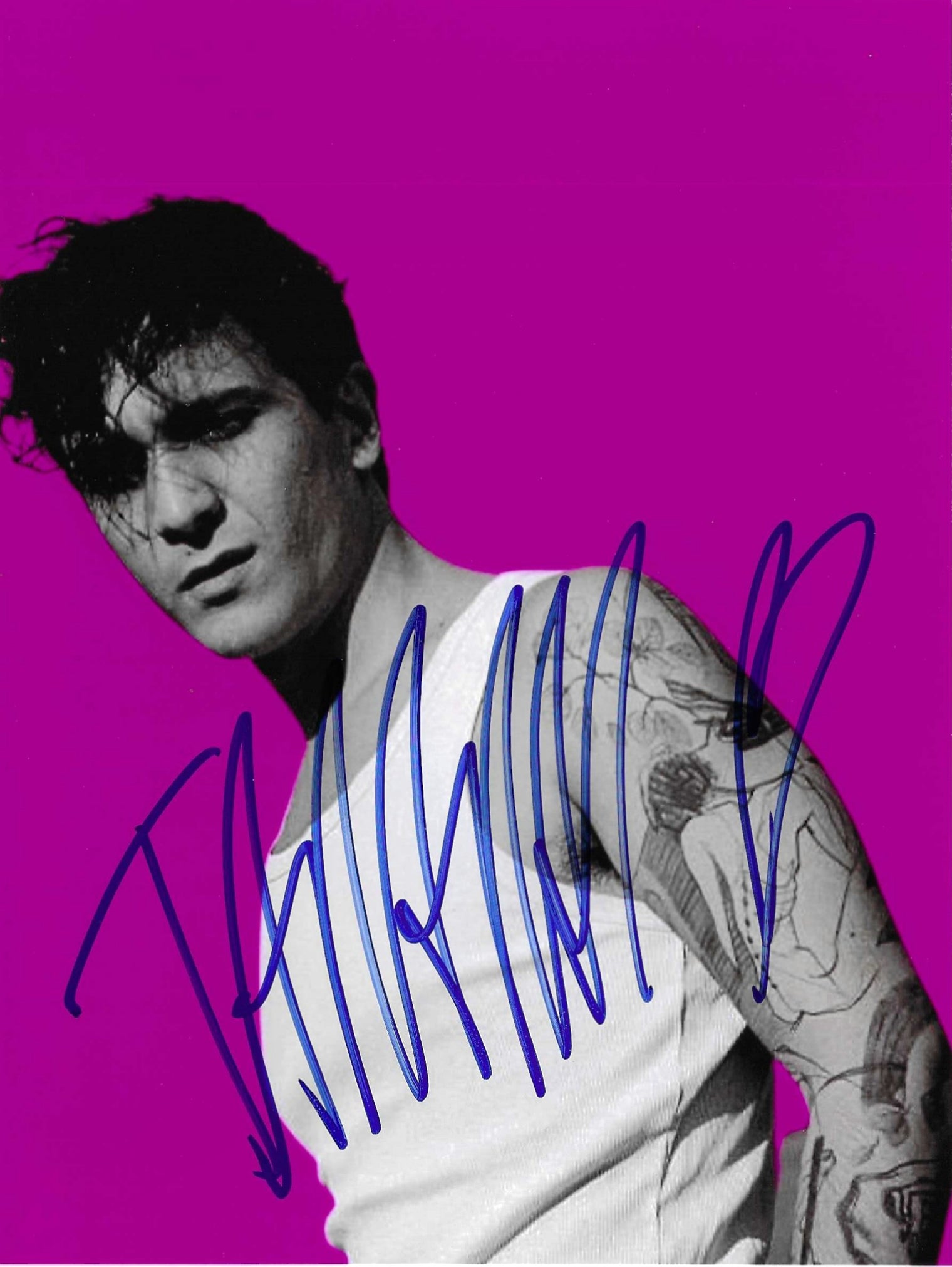 Fotografia autografata Tananai ritratto artistico bianco e nero sfondo magenta tatuaggi – firma originale pennarello blu – 20x15 cm – condizioni Excellent