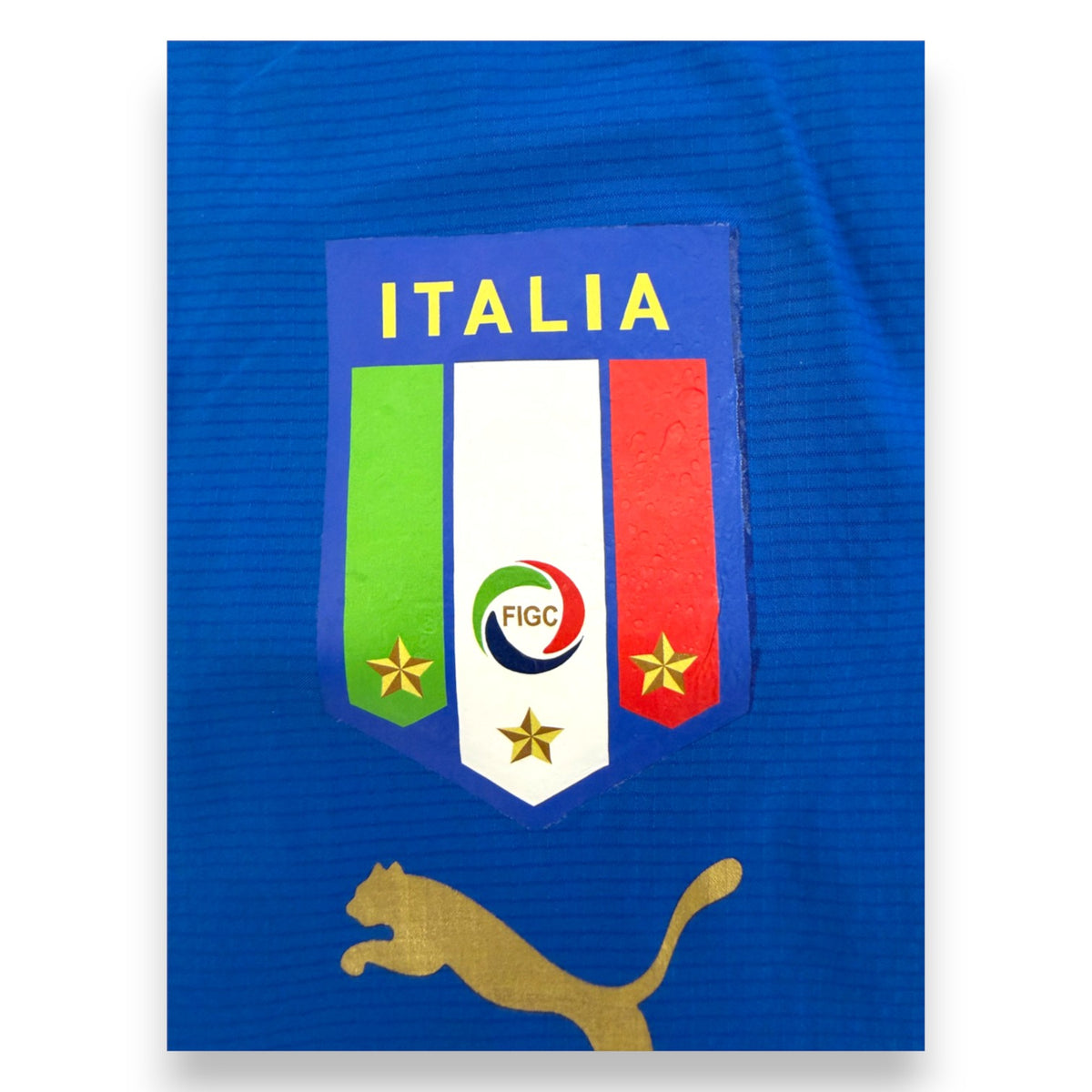 Dettaglio stemma Italia FIGC tre stelle e logo Puma dorato – maglia Mondiali 2006 Player Issued