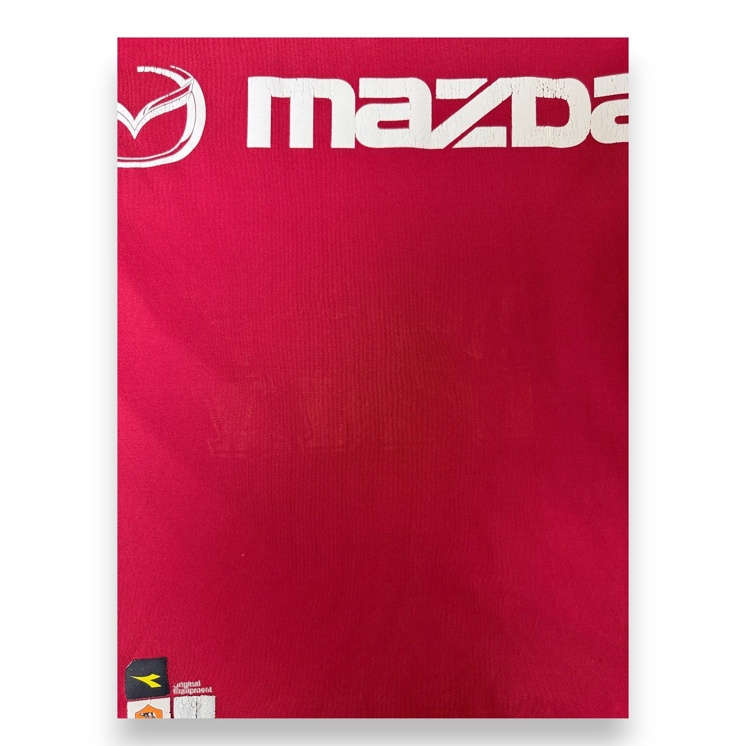 Dettaglio scrostature logo Mazda maglia Roma 2003-04 Diadora Vintage – difetto dichiarato
