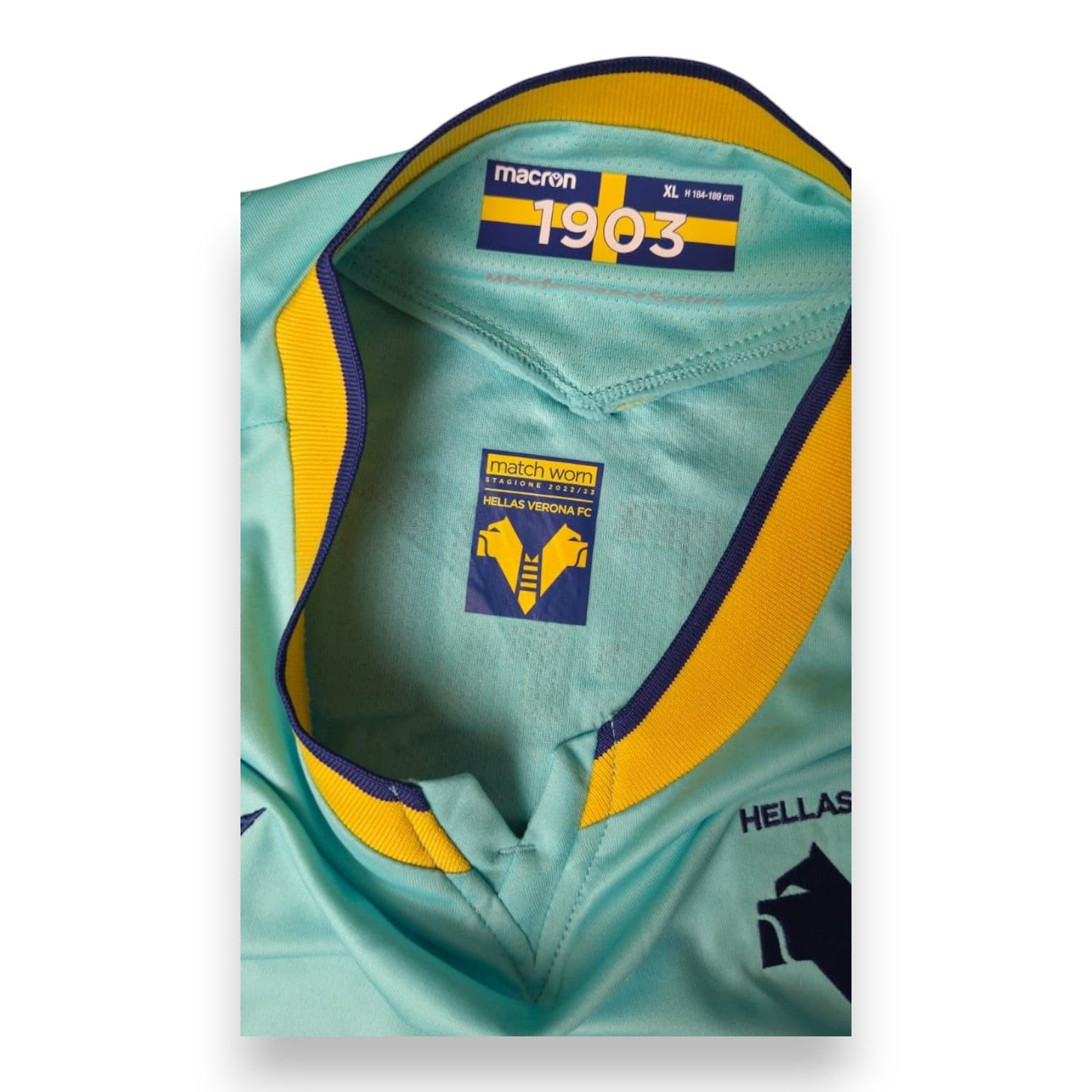 Etichetta ufficiale Match Worn Stagione 2022-23 Hellas Verona FC – maglia turchese Macron numero 7 Simone Verdi – certificazione club