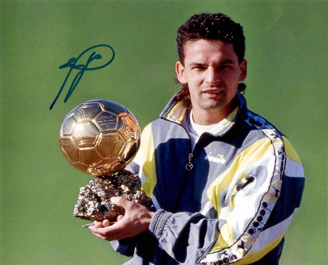 Fotografia autografata Roberto Baggio con Pallone d'Oro 1993 tuta Diadora Juventus – autografo pennarello blu verde – 24,5x20 cm – COA incluso
