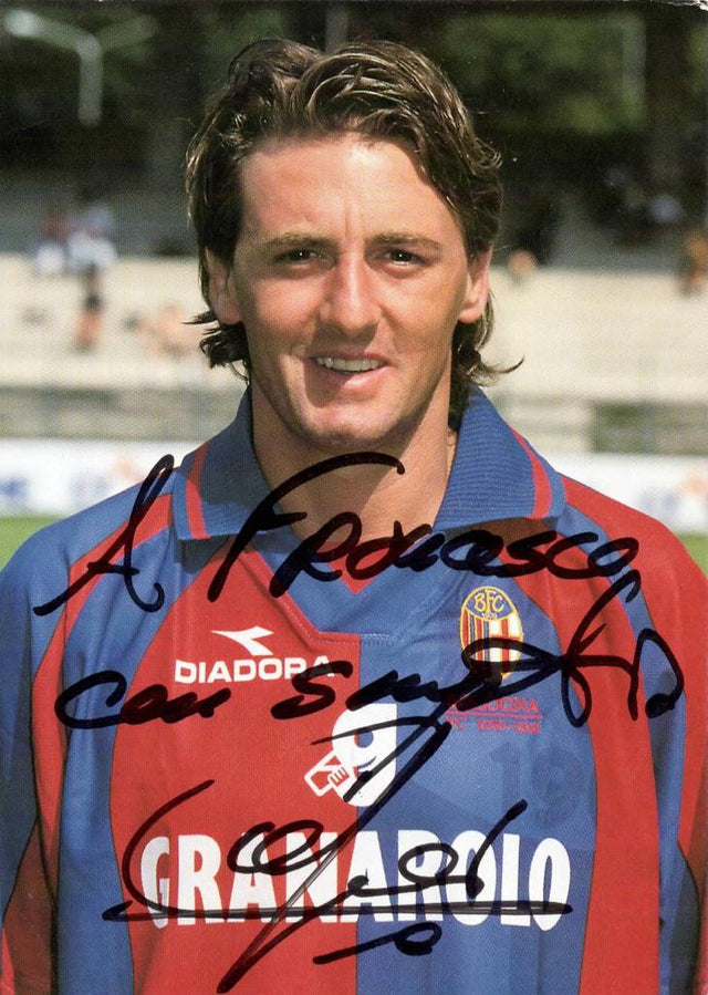 Dettaglio autografo e dedica Giuseppe Signori cartolina Bologna 1999-2000 – firma originale – LOA MTM inclusa