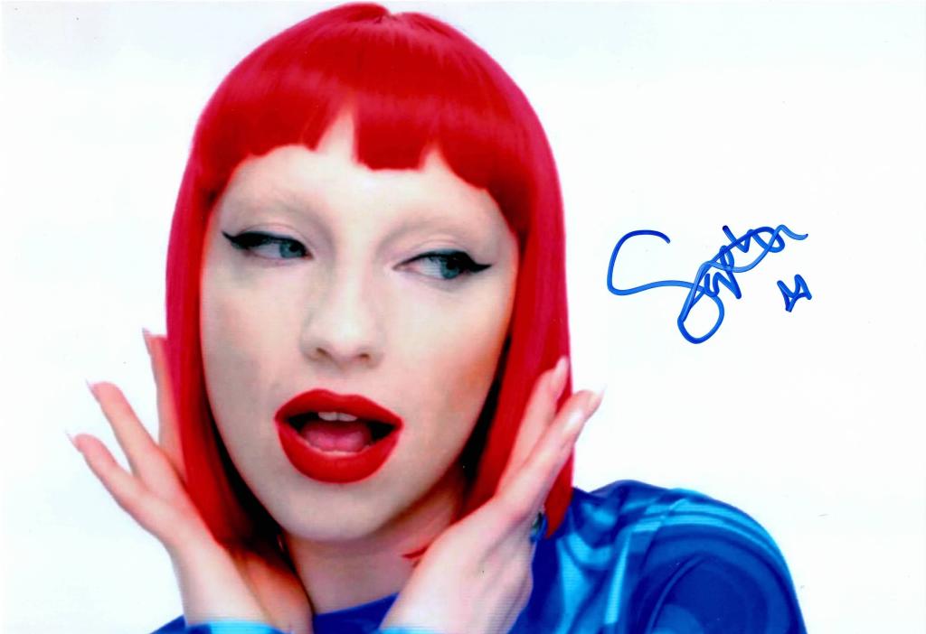 Fotografia autografata Sophie Scott Sophie and the Giants frame video musicale parrucca rossa – autografo originale pennarello blu – 30x23 cm – condizioni Excellent