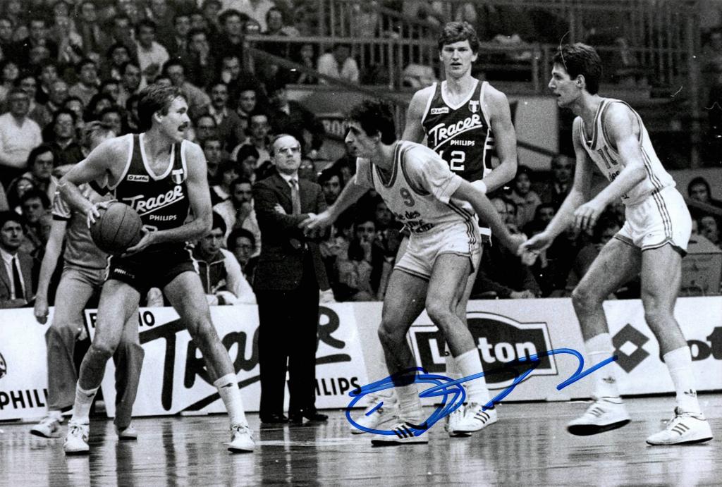 Fotografia vintage bianco e nero autografata Dan Peterson coach Olimpia Milano Tracer Philips anni 80 – autografo originale pennarello blu – 30x20 cm