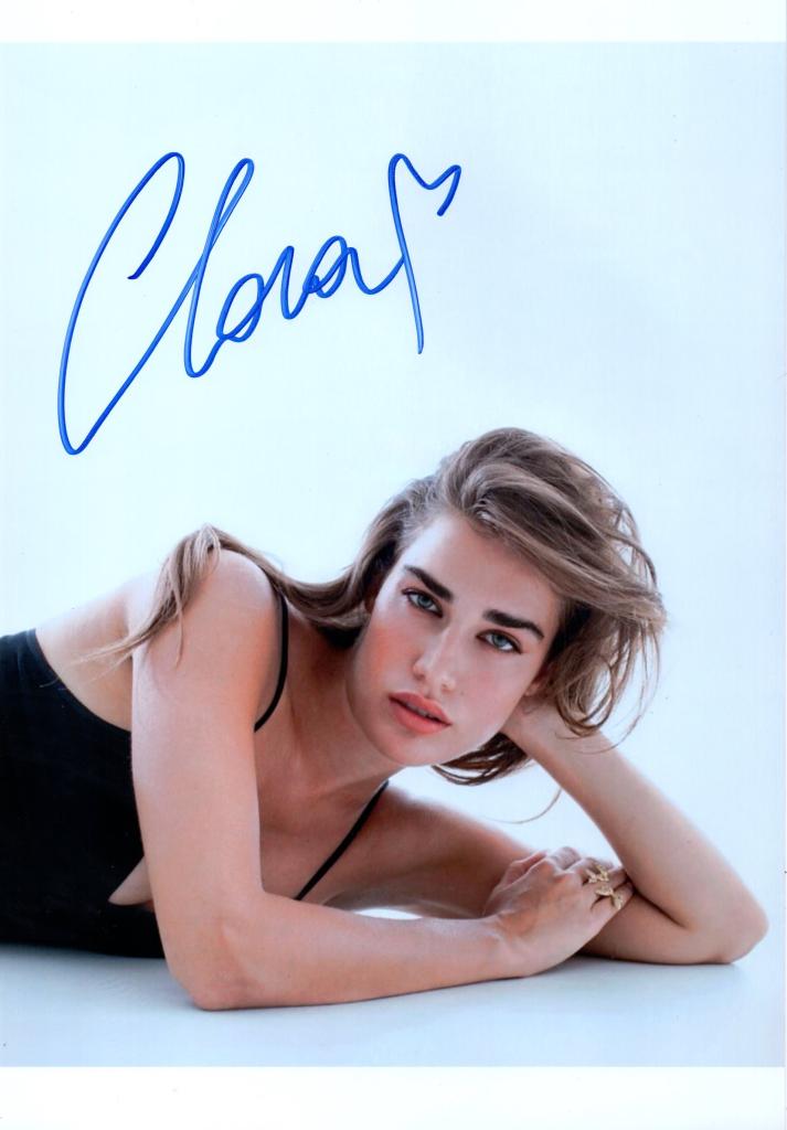 Fotografia autografata Clara Soccini – primo piano – autografo originale – cantautrice attrice Mare Fuori – condizioni Excellent