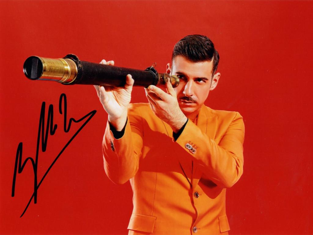 Fotografia autografata Francesco Gabbani posa con telescopio sfondo rosso – autografo originale pennarello nero – 20,3x15,2 cm – condizioni Excellent