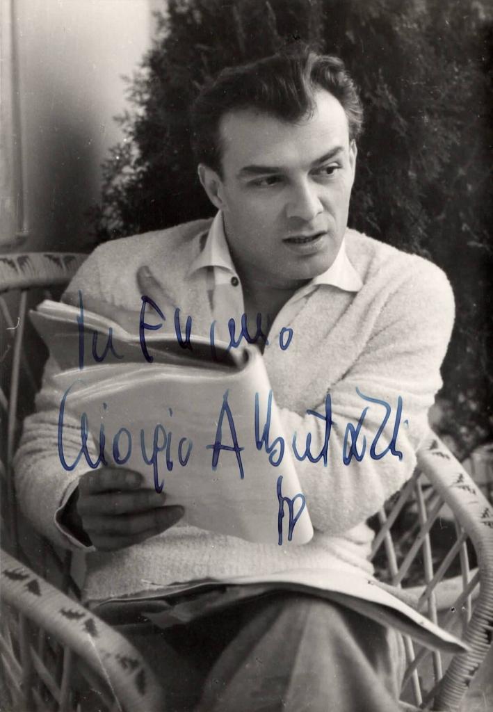 Fotografia autografata Giorgio Albertazzi ritratto in bianco e nero lettura copione stagione teatrale 1957-58 – dedica e firma originale pennarello blu – 9x14 cm – condizioni Excellent