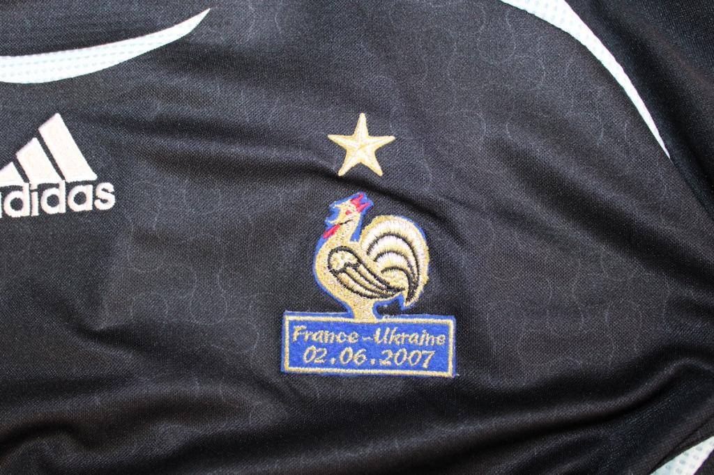 Dettaglio stemma Nazionale Francia e patch France–Ukraine 02.06.2007 – maglia portiere Player Issued Coupet N.23