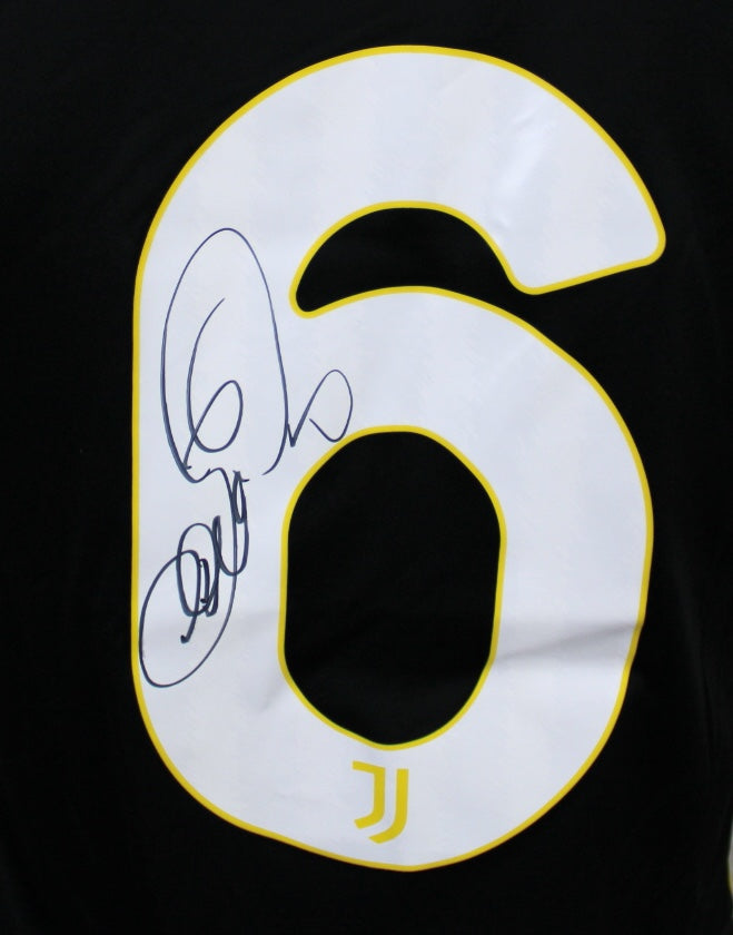 Dettaglio autografo originale Danilo maglia Juventus Store 2023-24 – pennarello nero sul numero 6