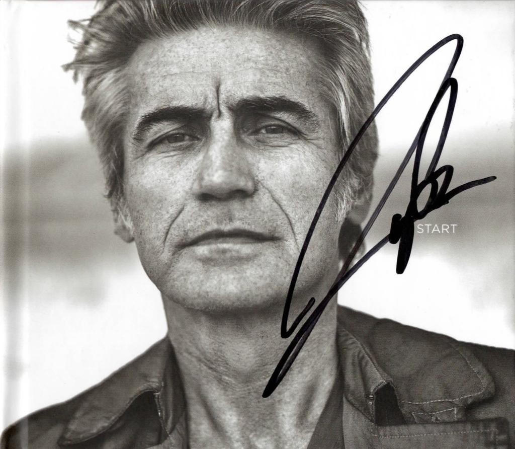 CD autografato Ligabue – Start Warner Music Zoo Aperto 2019 – copertina in bianco e nero con autografo originale pennarello nero – 14,1x12,4 cm – condizioni Excellent – COA incluso