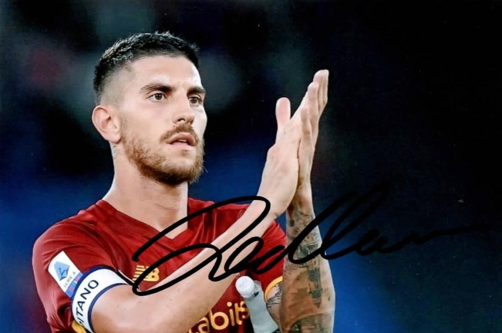 Fotografia autografata Lorenzo Pellegrini capitano AS Roma – fascia al braccio – autografo originale pennarello nero – condizioni Excellent