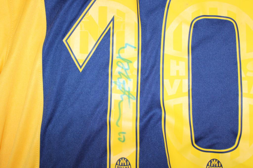 Dettaglio autografo originale Emil Hallfreðsson sul numero 10 – pennarello verde – maglia Hellas Verona Player Issued 2014-15
