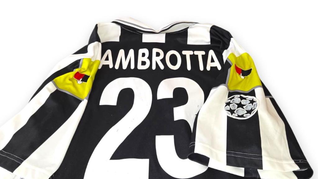 Dettaglio retro maglia Juventus 2000-01 Zambrotta 23 – patch Champions League sulle maniche – inserti gialli e neri