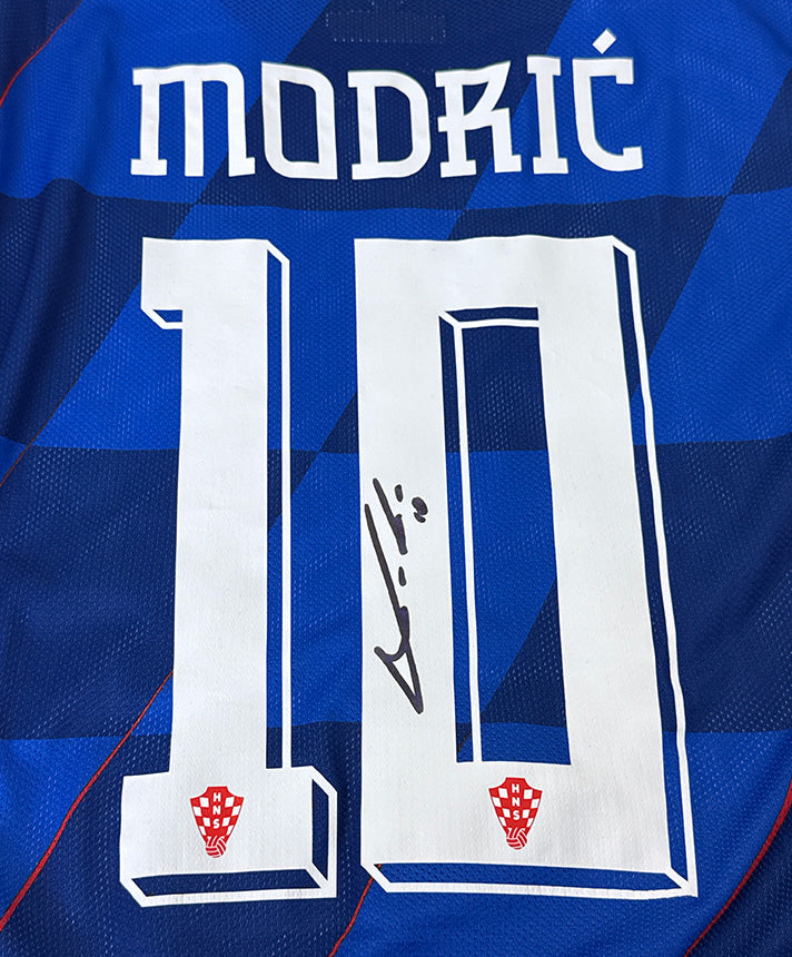 Dettaglio autografo originale Luka Modrić maglia Croazia Away 2024 – firma pennarello nero sul numero 10 – COA incluso