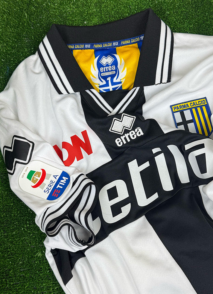 Dettaglio patch Serie A TIM 2018-2019 maglia Parma Calcio Player Issued – colletto polo stile anni Novanta – Erreà – logo Parma Calcio