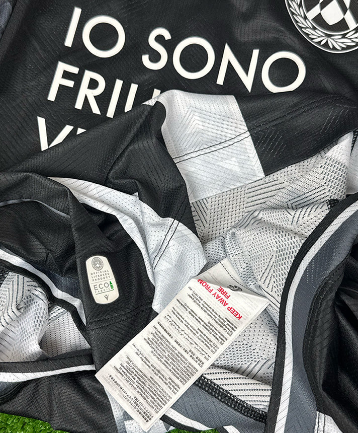 Etichetta maglia Udinese Home 2025-26 Player Issued – Macron Made in China – taglia M – Solet N.28