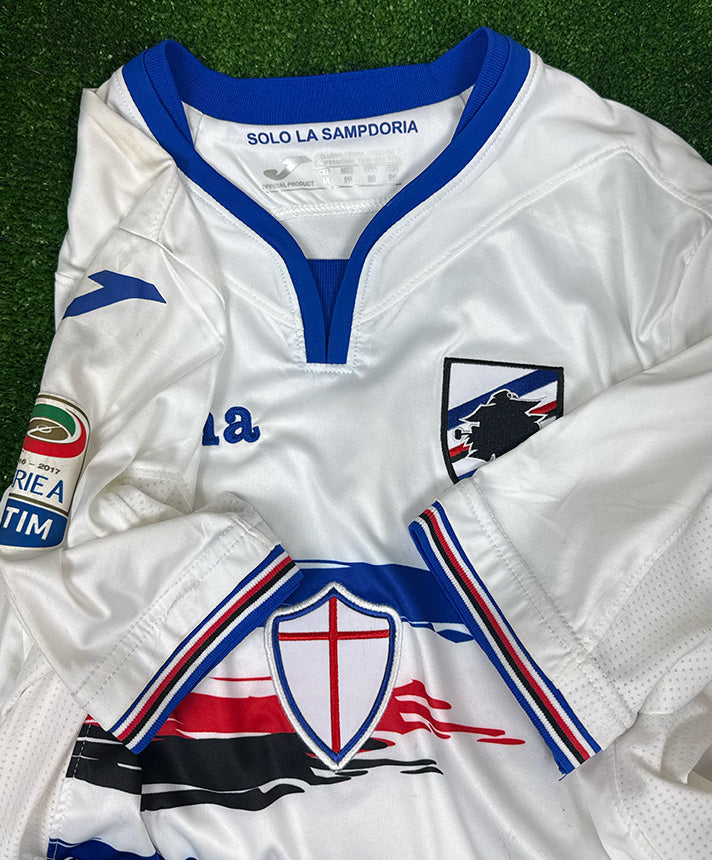 Dettaglio colletto maglia Sampdoria Away 2016-17 – nastro Solo La Sampdoria – patch Serie A TIM 2016-2017 – Joma Player Issued