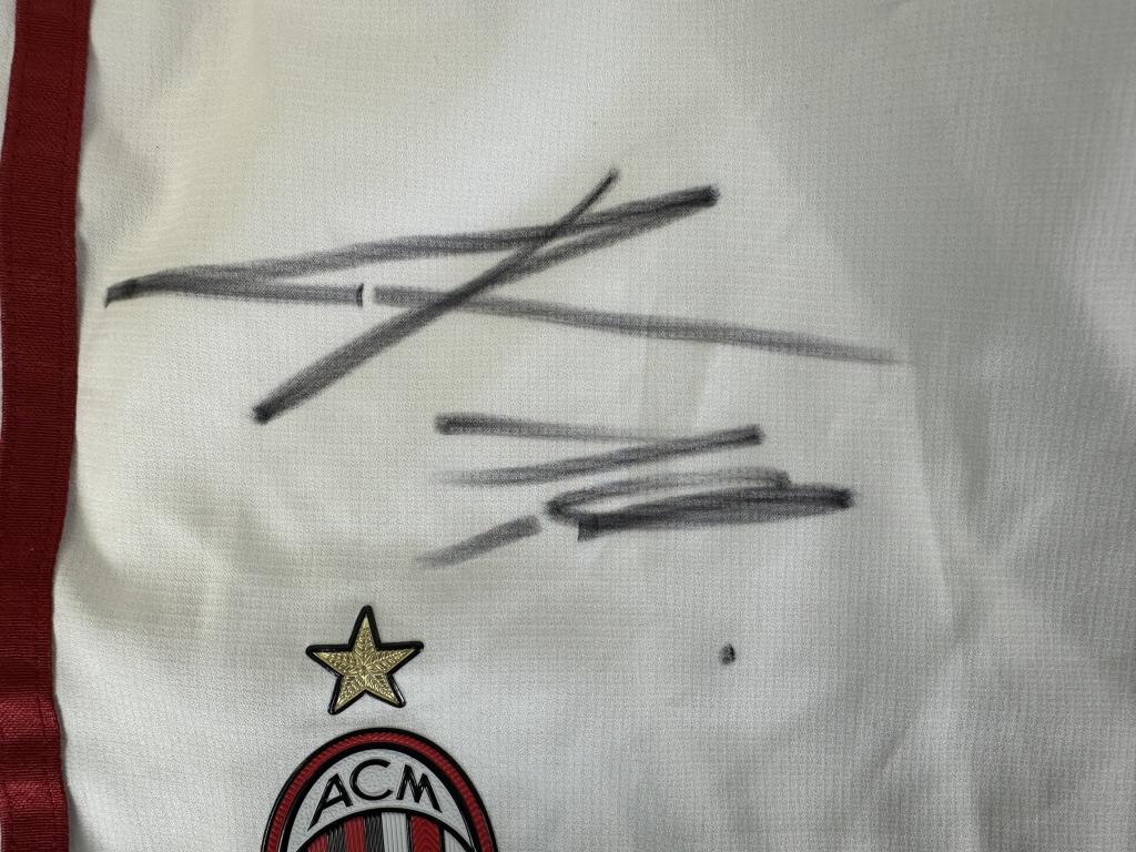 Dettaglio autografo originale Krzysztof Piatek su pantaloncini AC Milan 2019-20 – pennarello grigio – stemma ACM 1899 con stella – cimelio da collezione