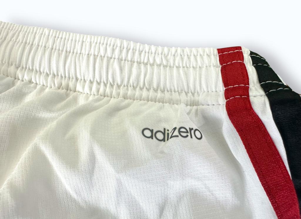 Dettaglio logo Adizero e strisce rossonere pantaloncini AC Milan 2019-20 – Adidas – cimelio autografato Krzysztof Piatek
