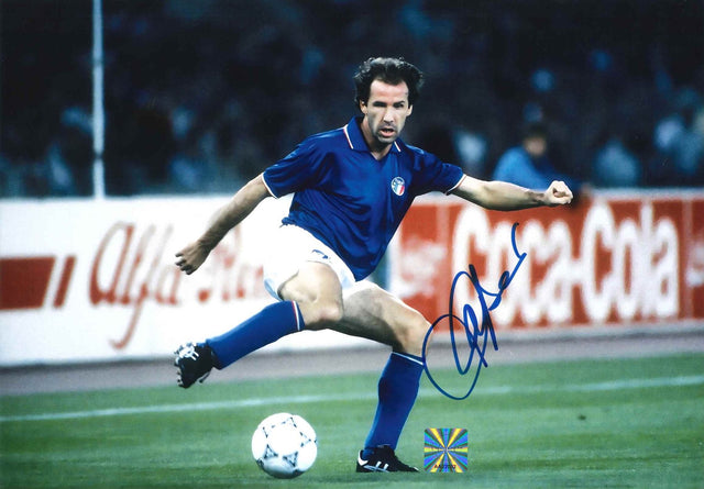 Foto autografata Franco Baresi in azione con maglia Italia Nazionale anni '80 – bollino COA Witnessed AA22032 – pennarello blu – condizioni Excellent