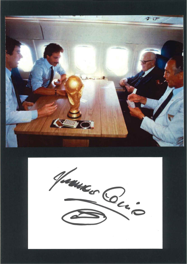 Autografo originale Franco Causio su cartoncino nero A4 – foto storica Italia 1982 partita a carte con la Coppa del Mondo – pennarello nero – condizioni Excellent