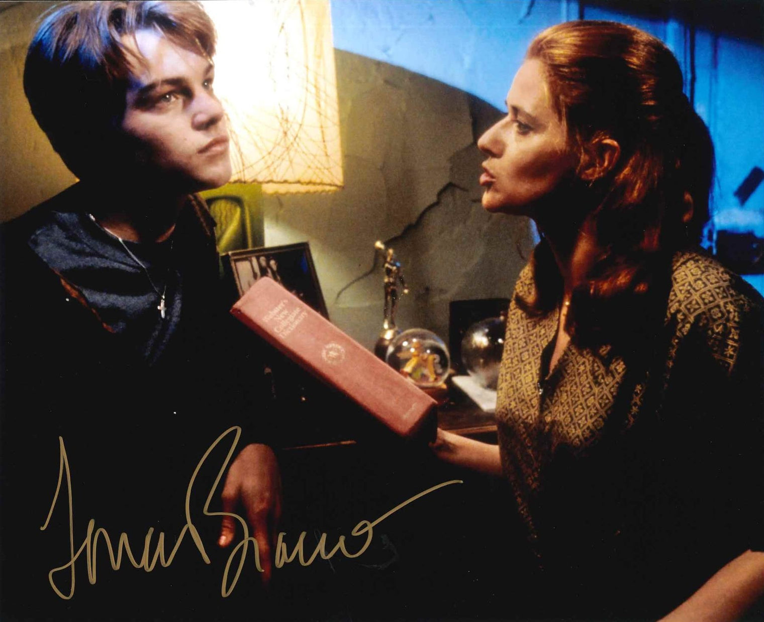 Autografo Lorraine Bracco su foto di scena con Leonardo DiCaprio – The Basketball Diaries 1995 – firma pennarello dorato – 24,6x20 cm