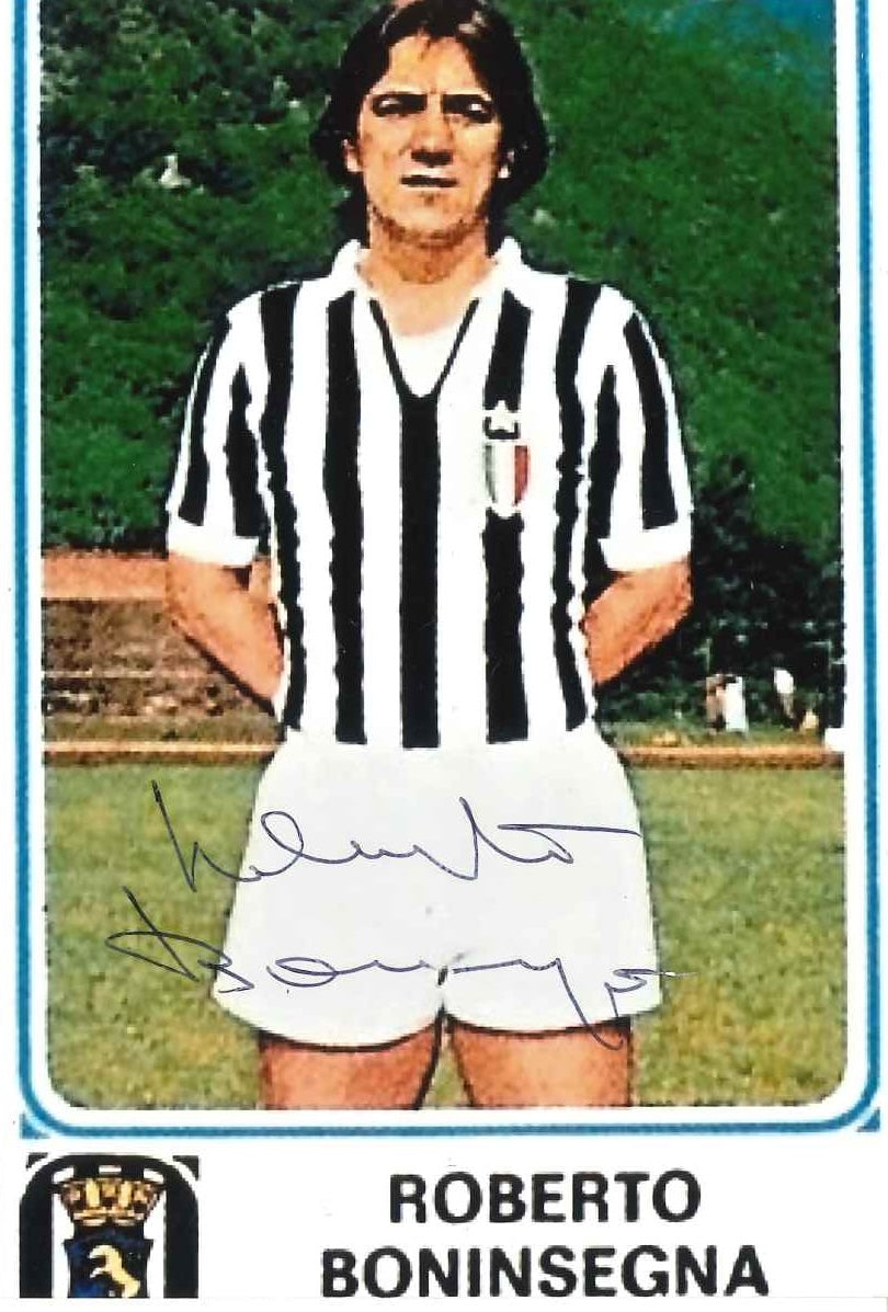 Autografo originale Roberto Boninsegna su cartoncino nero A4 – foto con maglia Juventus anni '70 – pennarello nero – condizioni Excellent