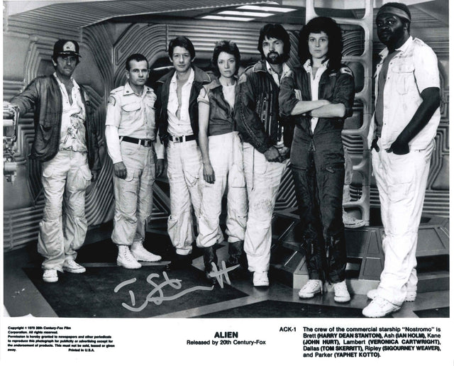 Autografo Tom Skerritt su foto ufficiale cast Alien 1979 – equipaggio Nostromo bianco e nero 20th Century-Fox – firma pennarello argentato – 25x20 cm