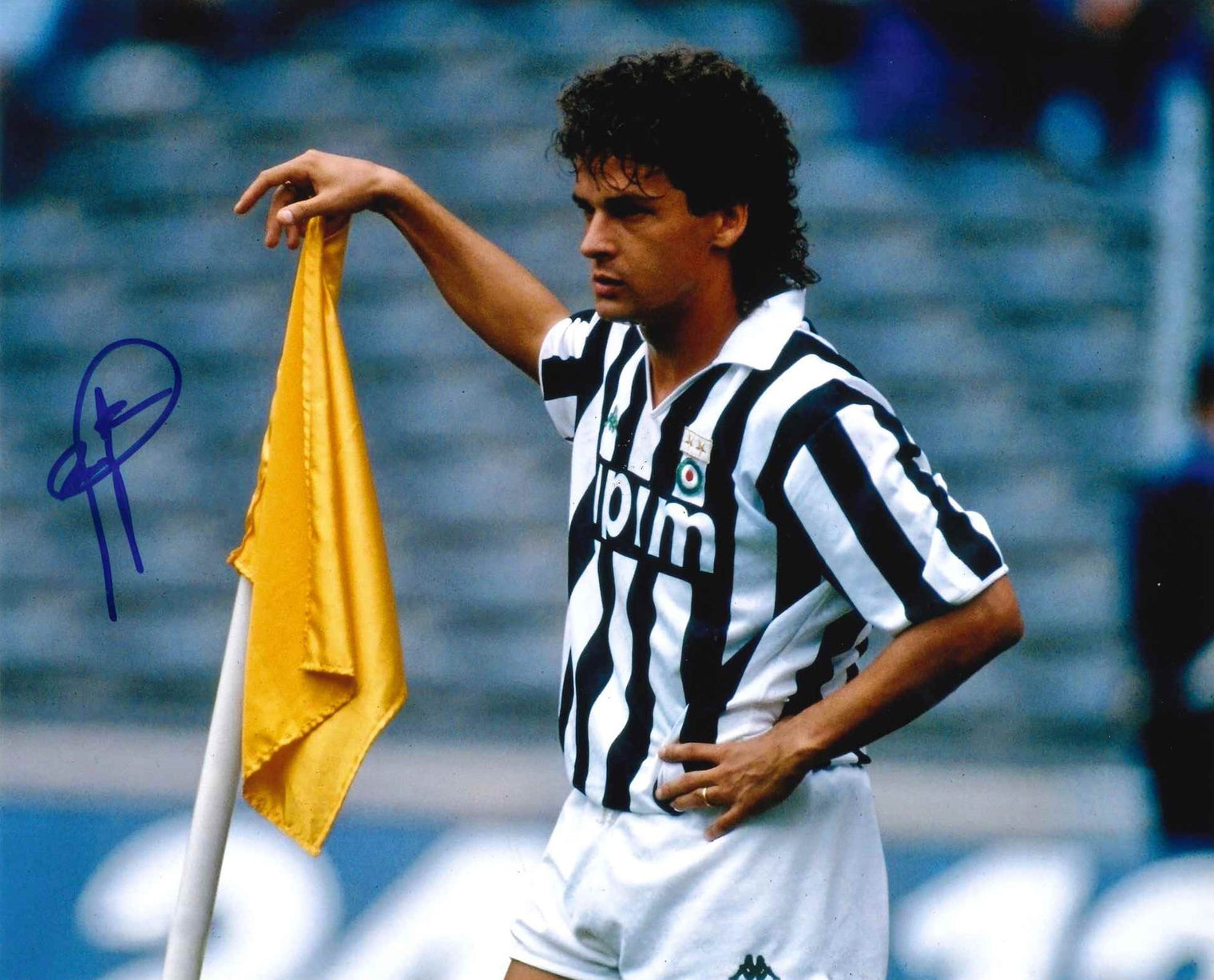 Fotografia autografata Roberto Baggio bandierina d'angolo maglia Juventus Kappa IPIM anni 90 – autografo originale pennarello blu – 24,7x20 cm – COA incluso