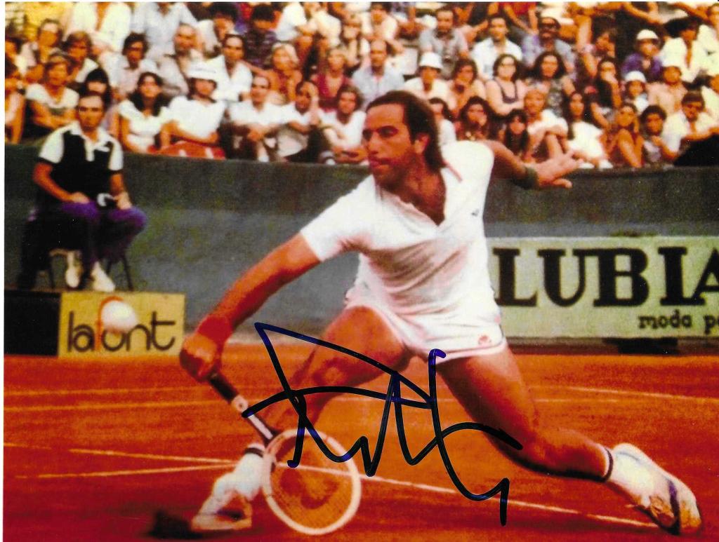 Fotografia autografata Paolo Bertolucci in azione su terra rossa anni 70 – completo bianco bordature rosse – autografo originale pennarello nero – 15x20 cm – condizioni Excellent