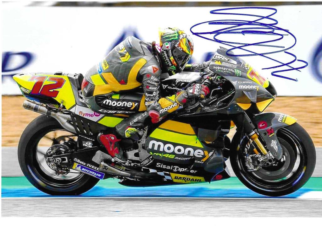 Fotografia autografata Marco Bezzecchi in piega su Ducati Mooney VR46 Racing Team numero 72 colori nero giallo fluo – autografo originale pennarello blu in alto a destra – 20,3x15,2 cm – condizioni Excellent