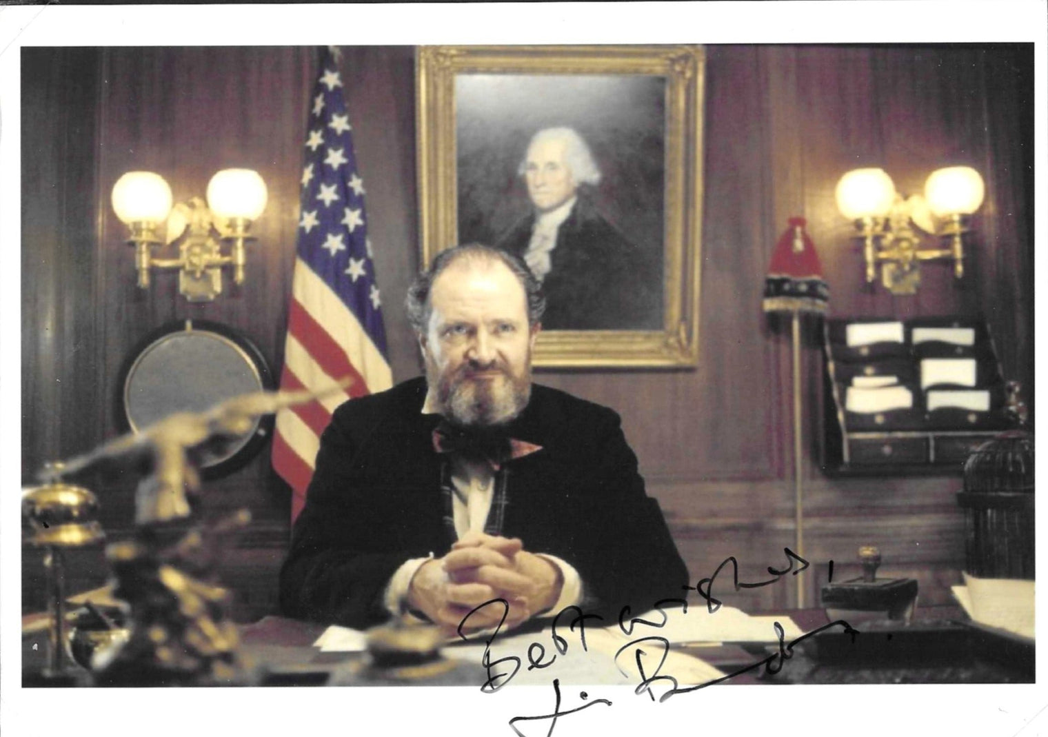 Fotografia autografata James Broadbent in scena cinematografica ambientazione istituzionale americana – dedica Best Wishes e firma originale – 17,7x12,6 cm – condizioni Excellent