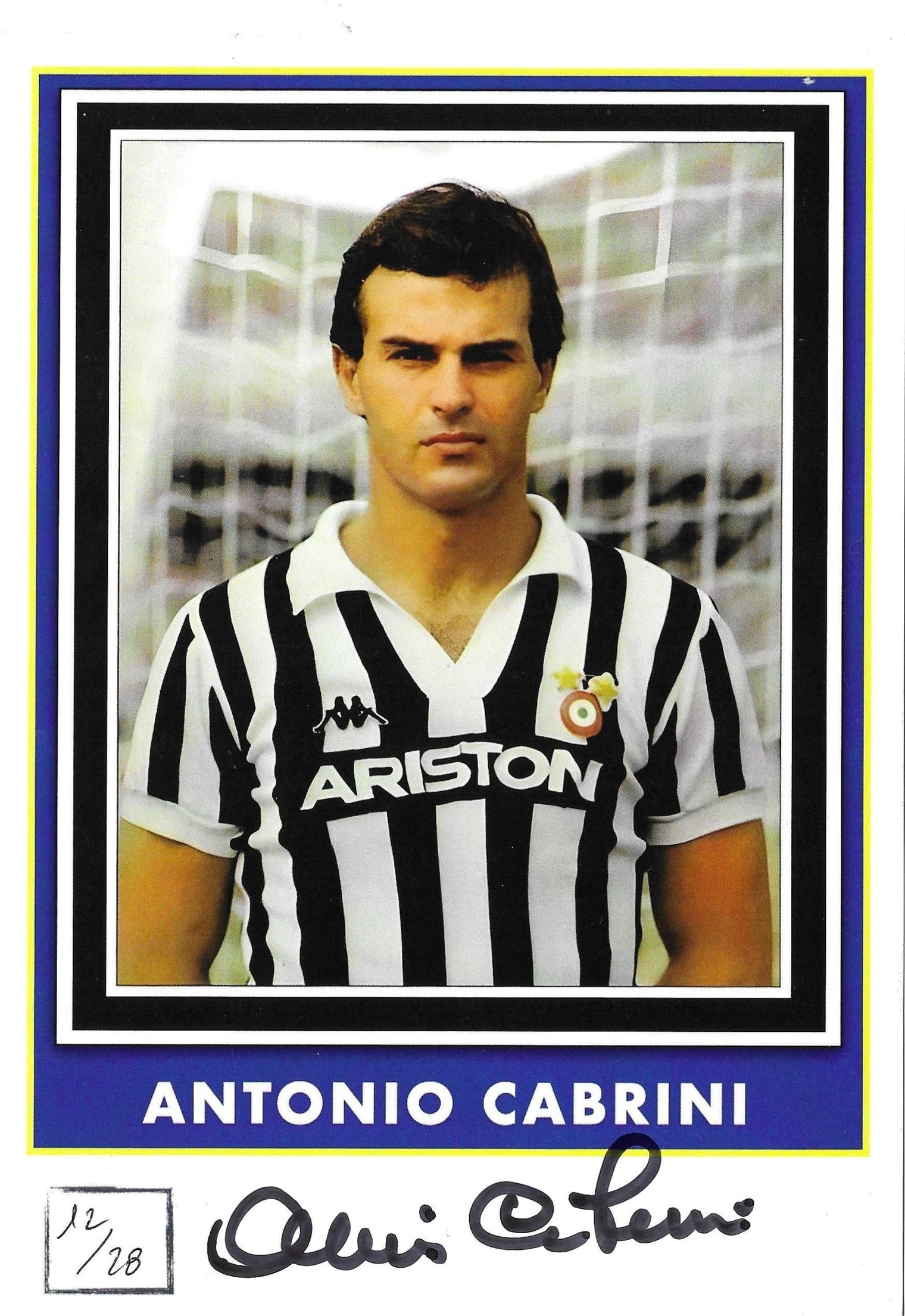 Cartolina ufficiale autografata Antonio Cabrini ritratto maglia Juventus bianconera Kappa Ariston anni 80 numerata 12 su 28 – autografo originale pennarello nero in basso – 21x14,8 cm – condizioni Excellent
